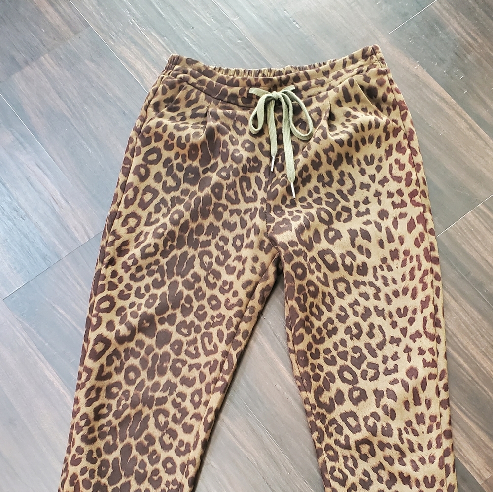 Crop/ankle leopard print joggers